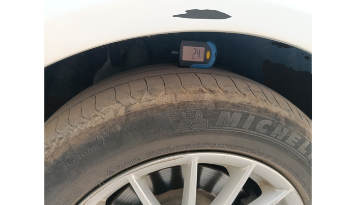 2016 Jaguar XF 2.0 DIESEL PURE, Diesel, Automatic, 1,20,493 km, tyre