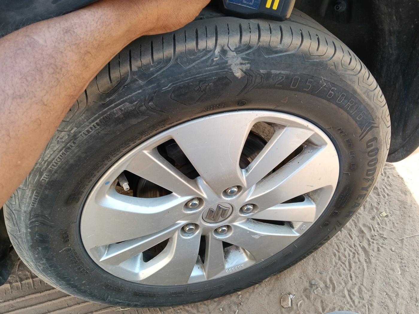 2015 Maruti S Cross ALPHA 1.3, Diesel, Manual, 2,50,039 km, tyre