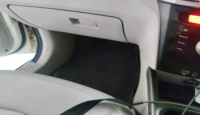 2020 Mahindra XUV300 W8 1.2 PETROL, Petrol, Manual, 63,587 km, interior