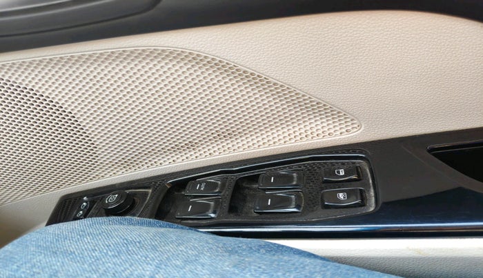 2024 Mahindra XUV 3XO AX7L 1.2 Petrol AT, Petrol, Automatic, 43,348 km, interior