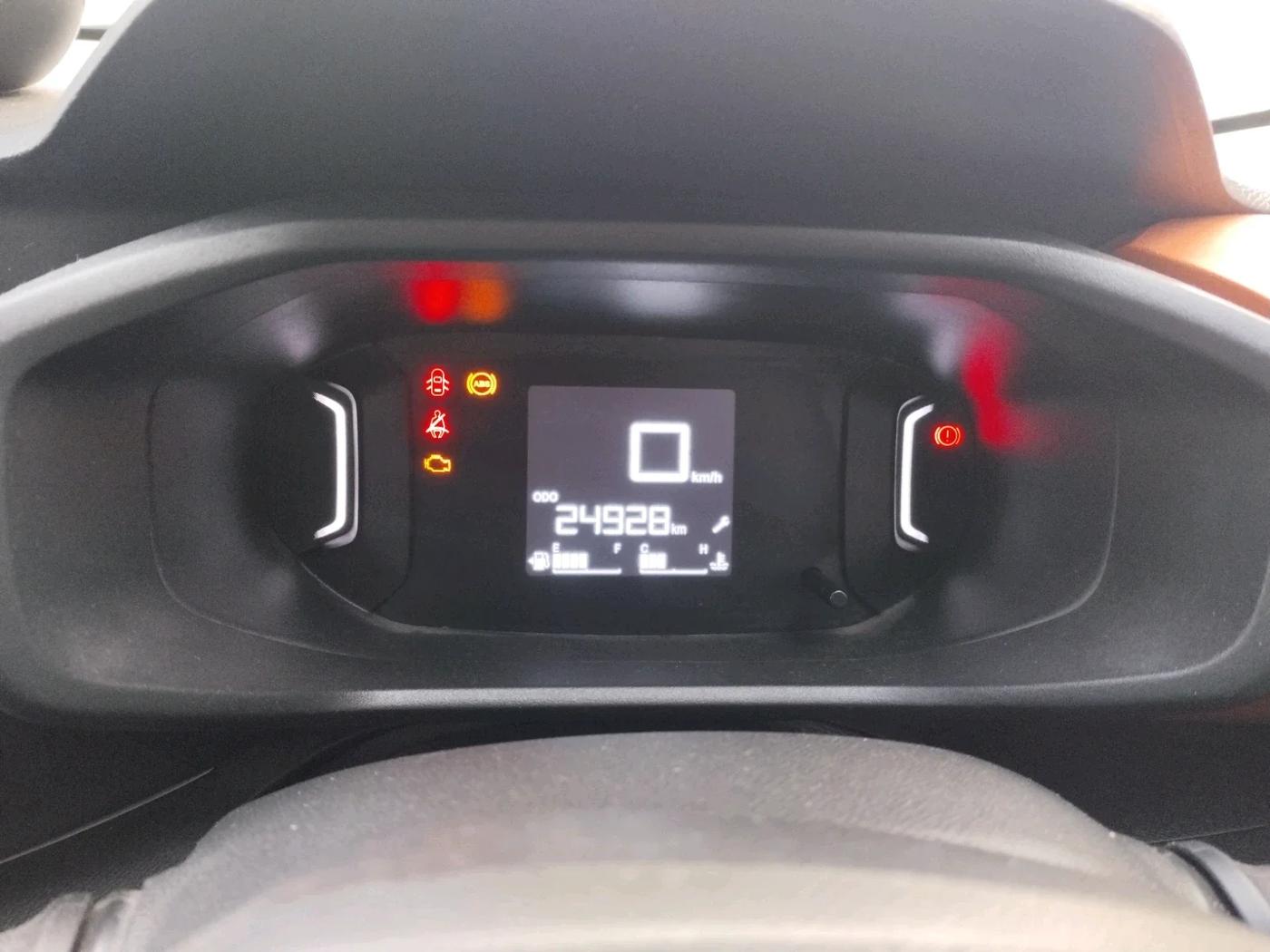 2023 CITROEN C3 SHINE 1.2 DUAL TONE , Petrol, Manual, 27,800 km, interior