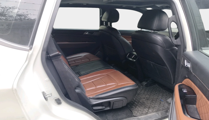 2019 Mahindra ALTURAS G4 4WD AT, Diesel, Automatic, 1,37,748 km, interior