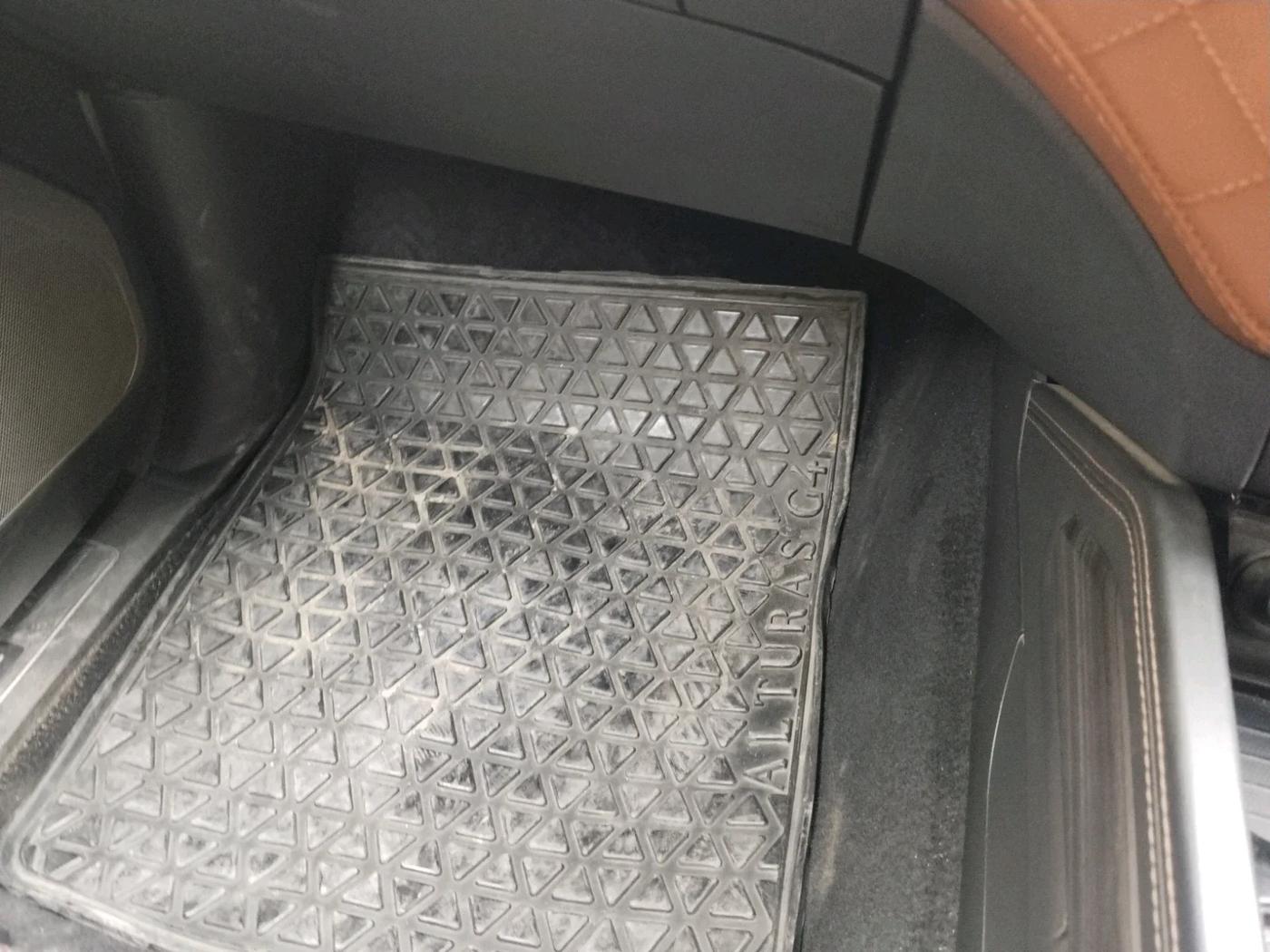 2019 Mahindra ALTURAS G4 4WD AT, Diesel, Automatic, 1,37,748 km, interior