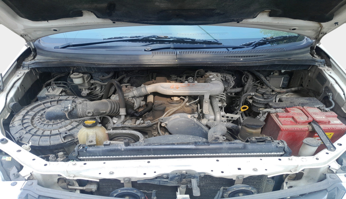 2014 Toyota Innova 2.5 GX 8 STR, Diesel, Manual, 1,61,772 km, exterior