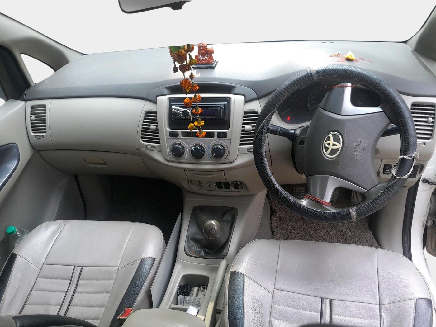 2014 Toyota Innova 2.5 GX 8 STR, Diesel, Manual, 1,61,772 km, interior