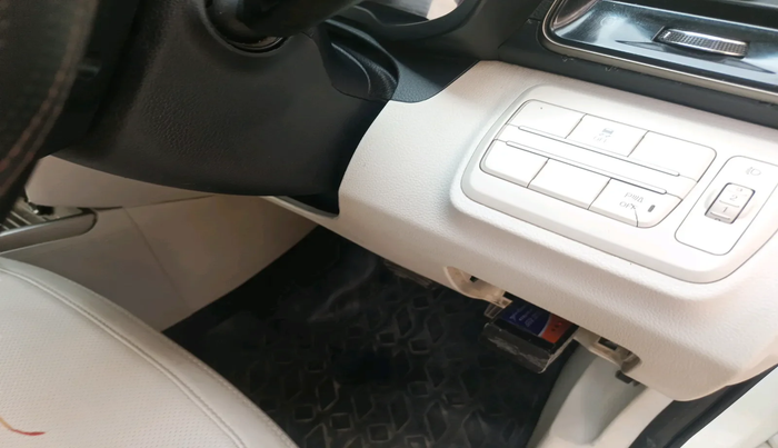 2021 Mahindra XUV300 W8 (O) 1.2 PETROL AMT, Petrol, Automatic, 1,18,793 km, interior