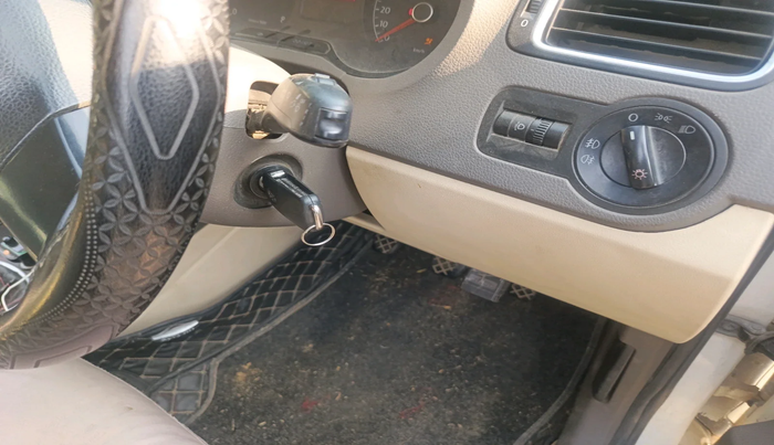 2012 Volkswagen Vento COMFORTLINE 1.6, Petrol, Manual, 1,33,118 km, interior