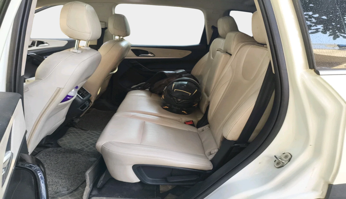 2021 Mahindra XUV700 AX 7 P AT 7 STR, Petrol, Automatic, 35,156 km, interior