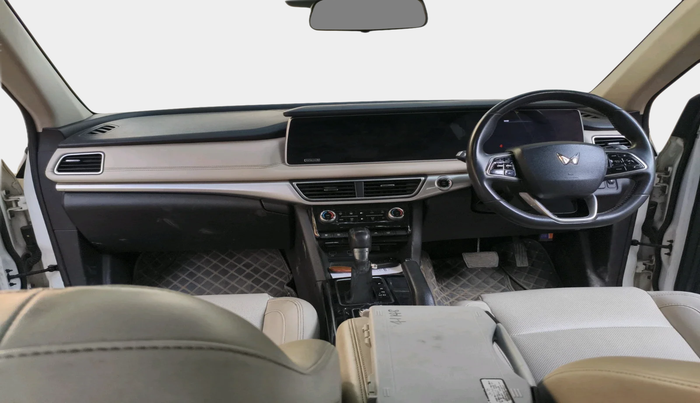 2021 Mahindra XUV700 AX 7 P AT 7 STR, Petrol, Automatic, 35,156 km, interior