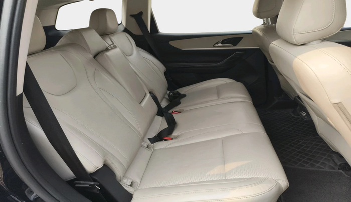 2022 Mahindra XUV700 AX 7 D AT AWD 7 STR, Diesel, Automatic, 82,939 km, interior