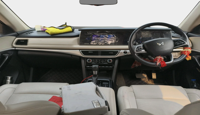 2022 Mahindra XUV700 AX 7 D AT AWD 7 STR, Diesel, Automatic, 82,939 km, interior