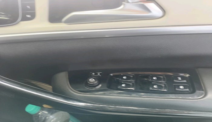 2024 Mahindra XUV700 AX 7 D MT 7 STR, Diesel, Manual, 26,996 km, interior