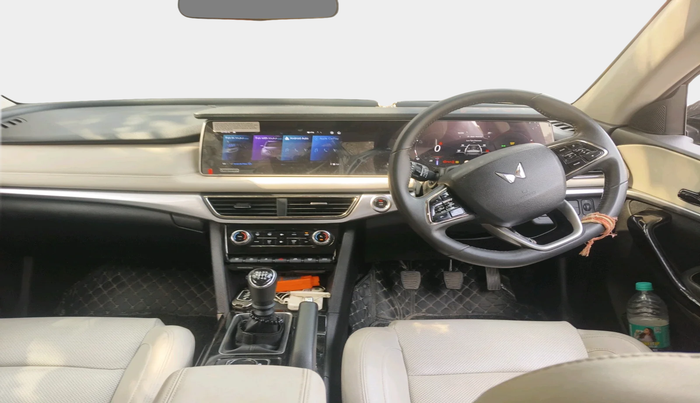 2024 Mahindra XUV700 AX 7 D MT 7 STR, Diesel, Manual, 26,996 km, interior