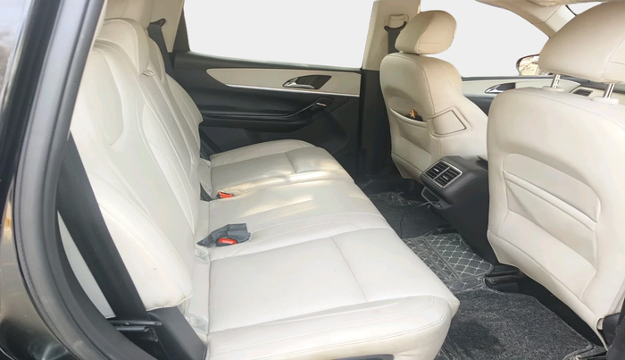 2024 Mahindra XUV700 AX 7 D MT 7 STR, Diesel, Manual, 26,996 km, interior