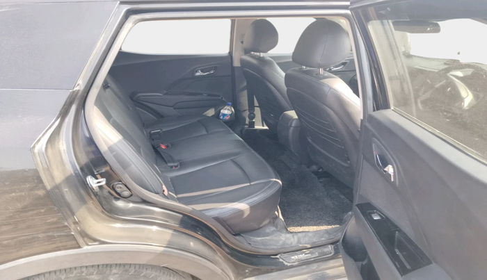 2023 Mahindra XUV300 W8 (O) 1.2 PETROL, Petrol, Manual, 30,835 km, interior
