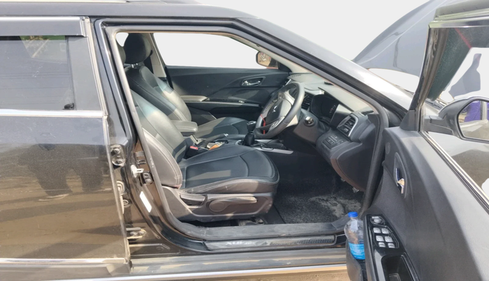 2023 Mahindra XUV300 W8 (O) 1.2 PETROL, Petrol, Manual, 30,835 km, interior
