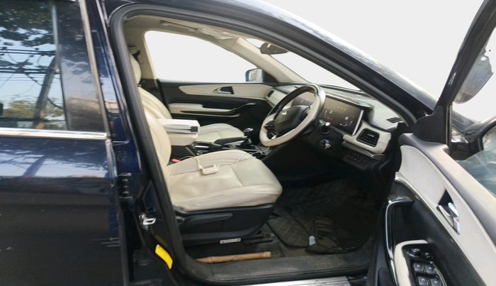 2023 Mahindra XUV700 AX 5 D MT 5 STR, Diesel, Manual, 72,164 km, interior
