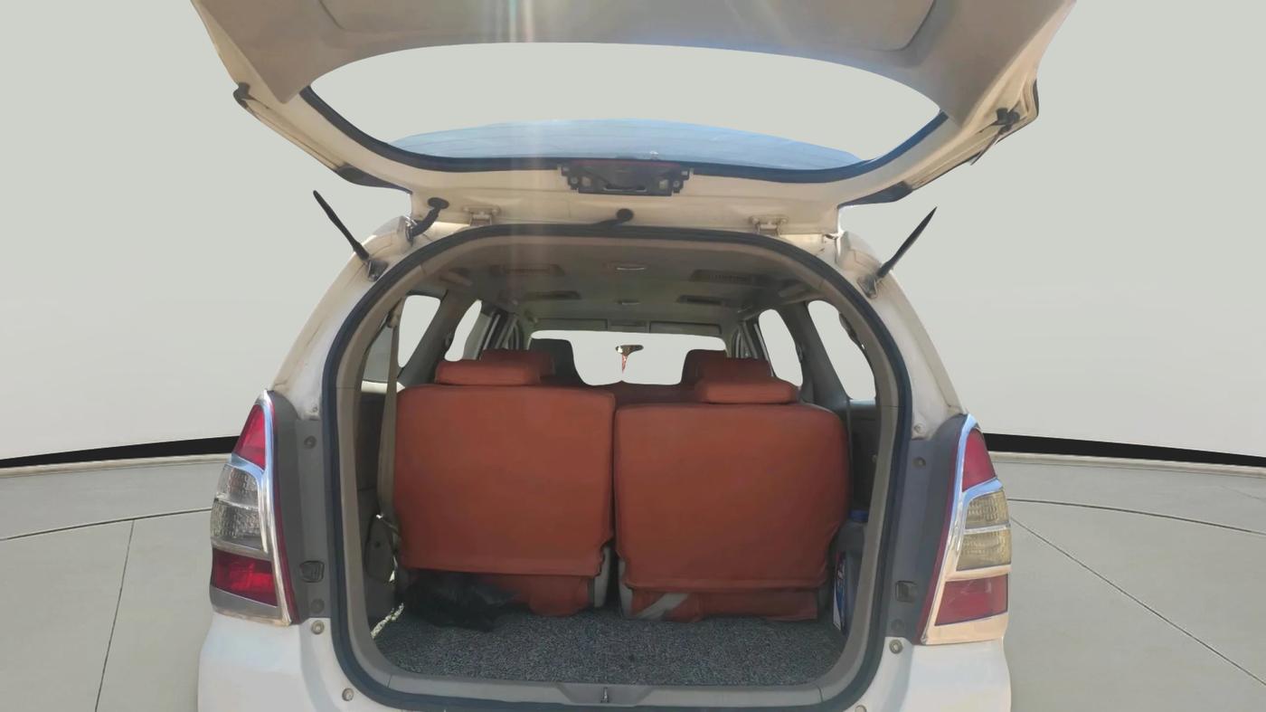 2014 Toyota Innova 2.5 GX 8 STR, Diesel, Manual, 1,84,510 km, exterior
