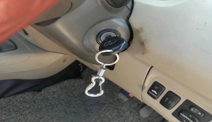 2014 Toyota Innova 2.5 GX 8 STR, Diesel, Manual, 1,84,510 km, interior