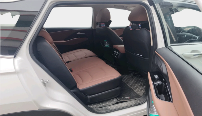 2024 MG HECTOR PLUS SHARP PRO 1.5 TURBO MT 7 STR, Petrol, Manual, 4,402 km, interior