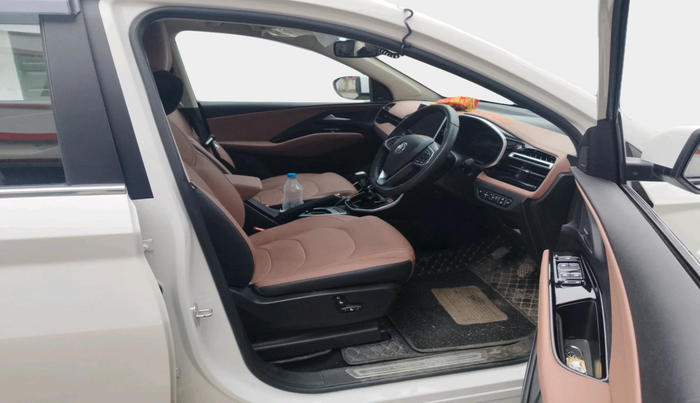 2024 MG HECTOR PLUS SHARP PRO 1.5 TURBO MT 7 STR, Petrol, Manual, 4,402 km, interior