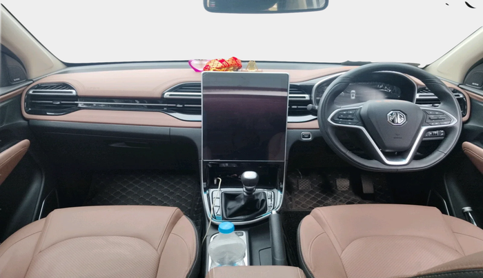 2024 MG HECTOR PLUS SHARP PRO 1.5 TURBO MT 7 STR, Petrol, Manual, 4,402 km, interior