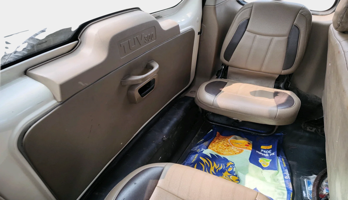 2017 Mahindra TUV300 T6 PLUS, Diesel, Manual, 57,580 km, interior