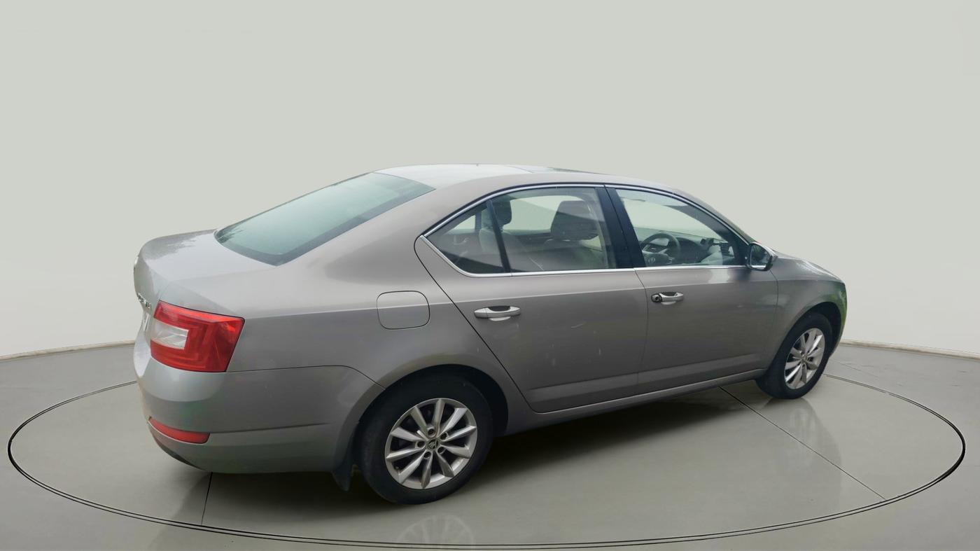 2013 Skoda Octavia ELEGANCE 2.0 TDI AT, Diesel, Automatic, 1,58,329 km, exterior