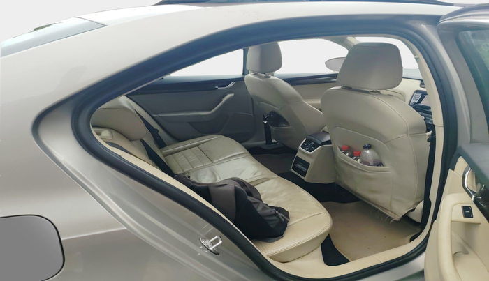 2013 Skoda Octavia ELEGANCE 2.0 TDI AT, Diesel, Automatic, 1,58,329 km, interior
