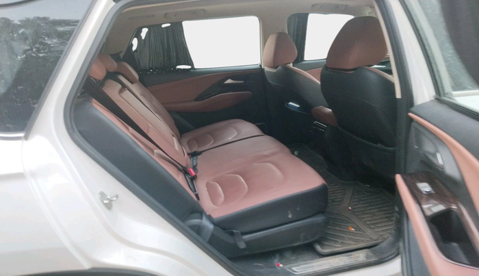 2025 MG HECTOR PLUS SHARP PRO 1.5 PETROL TURBO CVT 7 STR, Petrol, Automatic, 18,370 km, interior