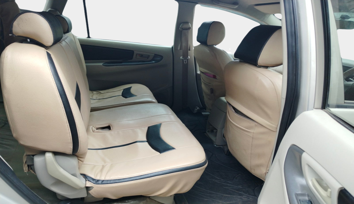 2013 Toyota Innova 2.5 GX 8 STR, Diesel, Manual, 2,67,925 km, interior
