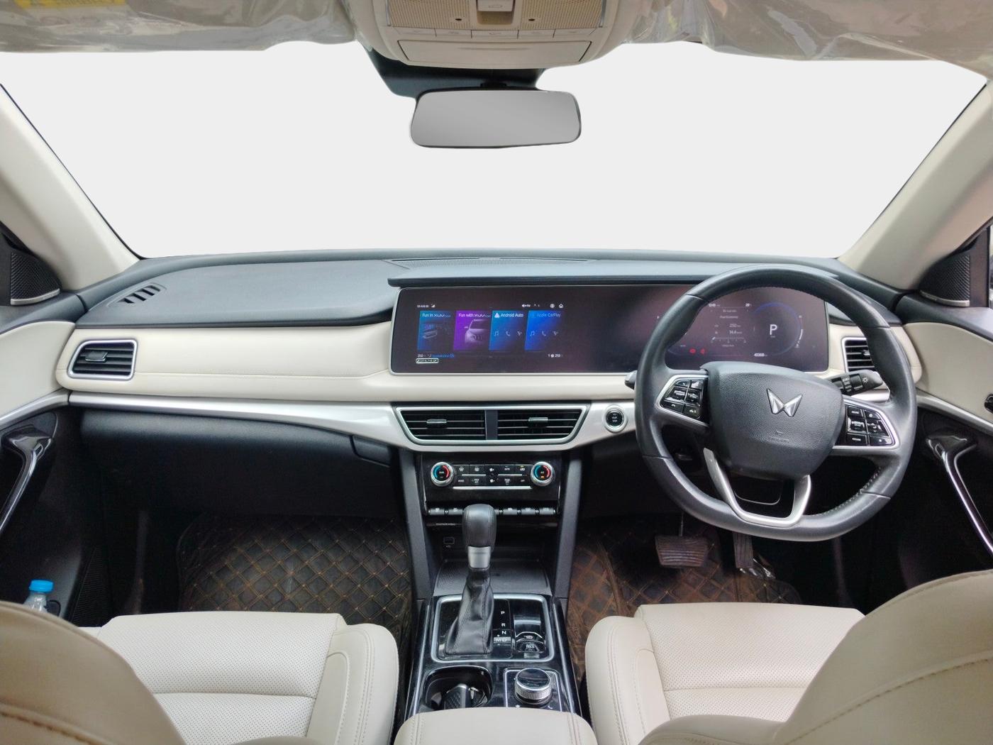 2022 Mahindra XUV700 AX 7 LUXURY D AT 7 STR, Diesel, Automatic, 46,000 km, interior