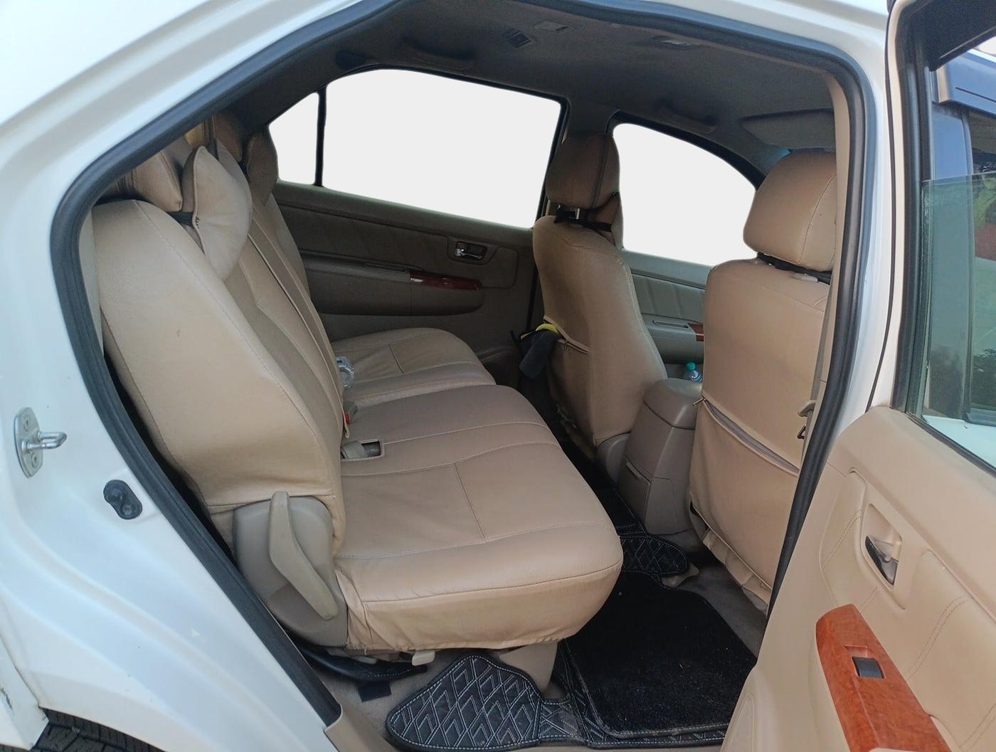 2010 Toyota Fortuner 3.0 4X4 MT, Diesel, Manual, 1,35,234 km, interior