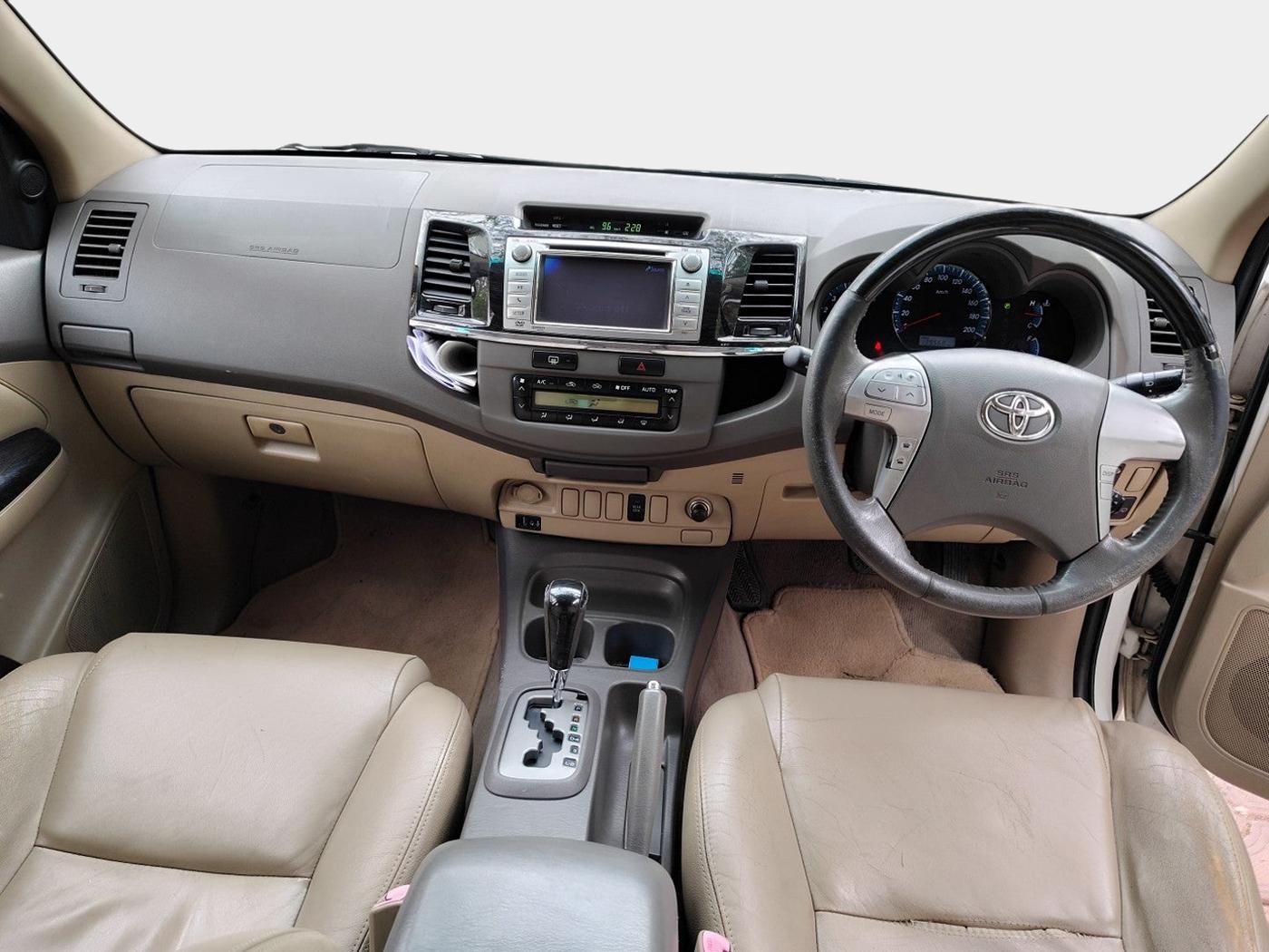 2013 Toyota Fortuner 3.0 4X2 AT, Diesel, Automatic, 1,39,568 km, interior