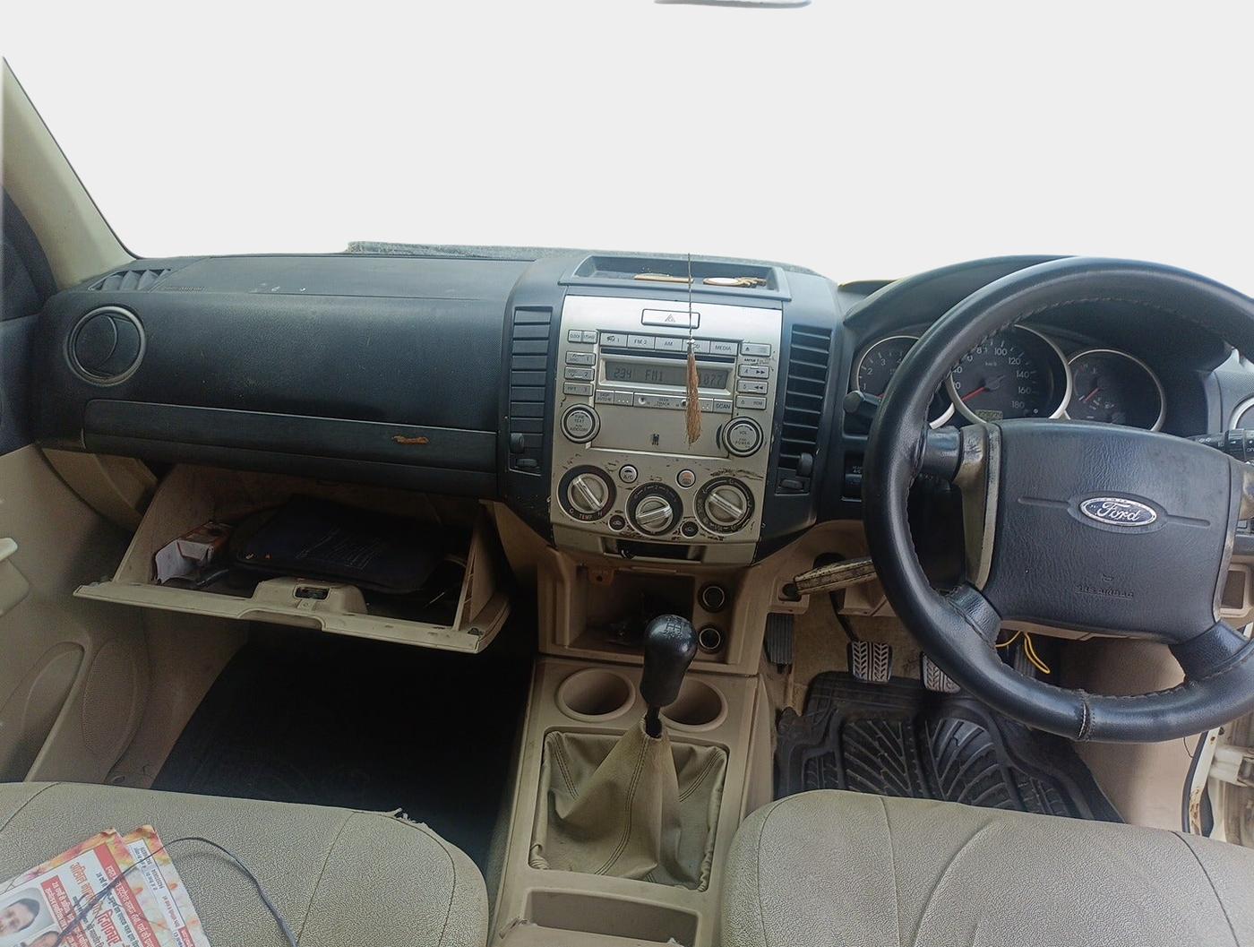 2011 Ford Endeavour 2.5L 4X2 MT, Diesel, Manual, 1,79,120 km, interior