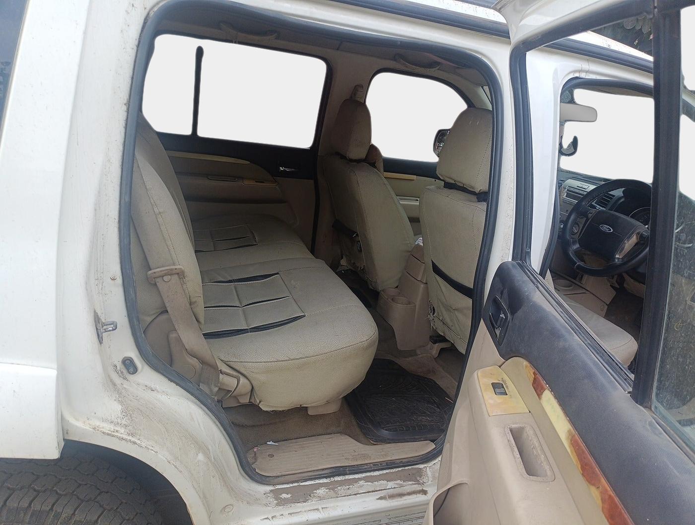 2011 Ford Endeavour 2.5L 4X2 MT, Diesel, Manual, 1,79,120 km, interior