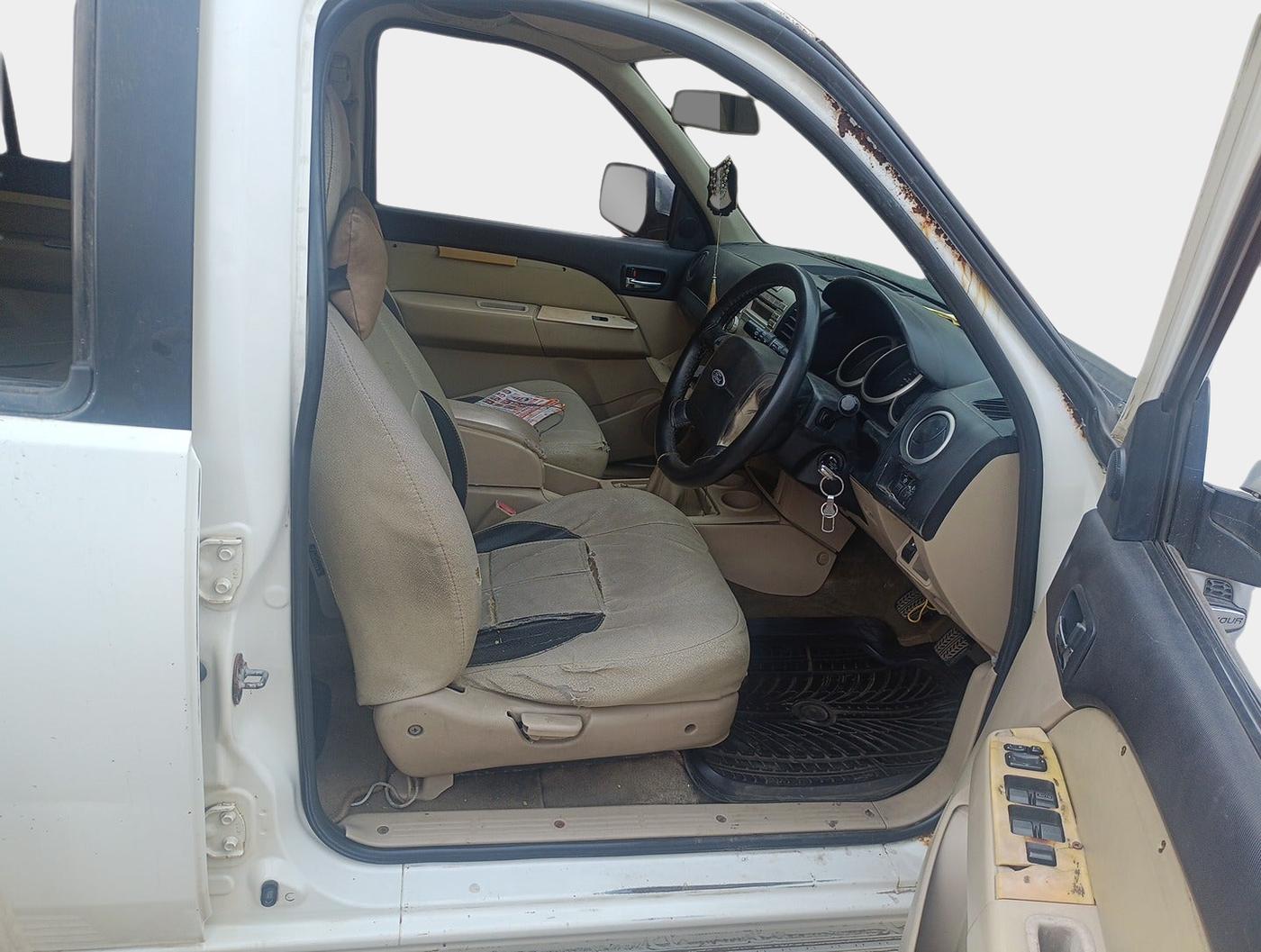 2011 Ford Endeavour 2.5L 4X2 MT, Diesel, Manual, 1,79,120 km, interior