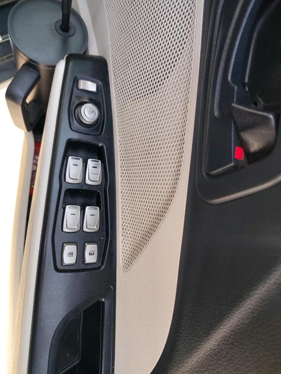 2019 Mahindra XUV300 W6 1.5 DIESEL, Diesel, Manual, 1,44,803 km, interior
