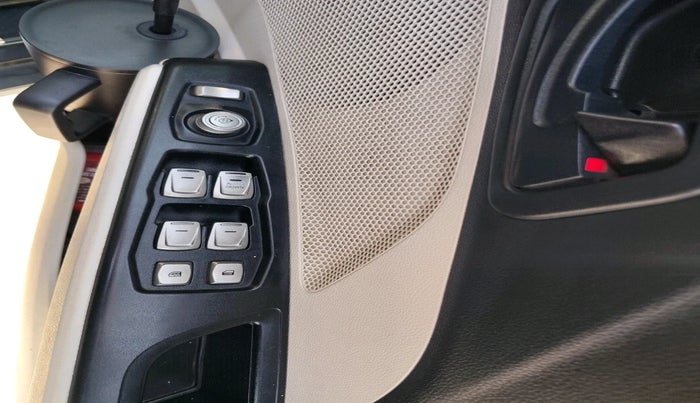 2019 Mahindra XUV300 W6 1.5 DIESEL, Diesel, Manual, 1,44,803 km, interior