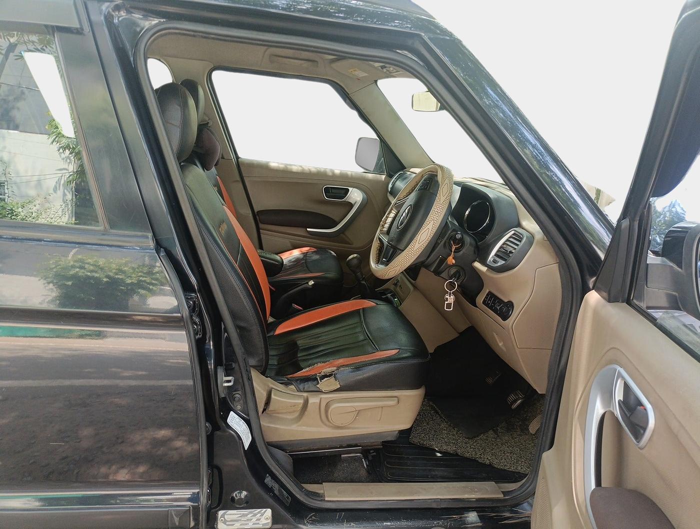 2016 Mahindra TUV300 T8, Diesel, Manual, 1,66,500 km, interior