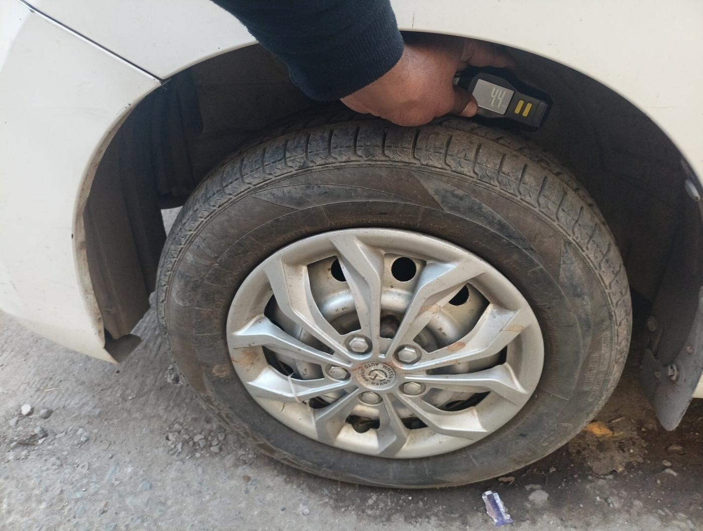 2015 Maruti Wagon R 1.0 LXI, Petrol, Manual, 67,177 km, tyre