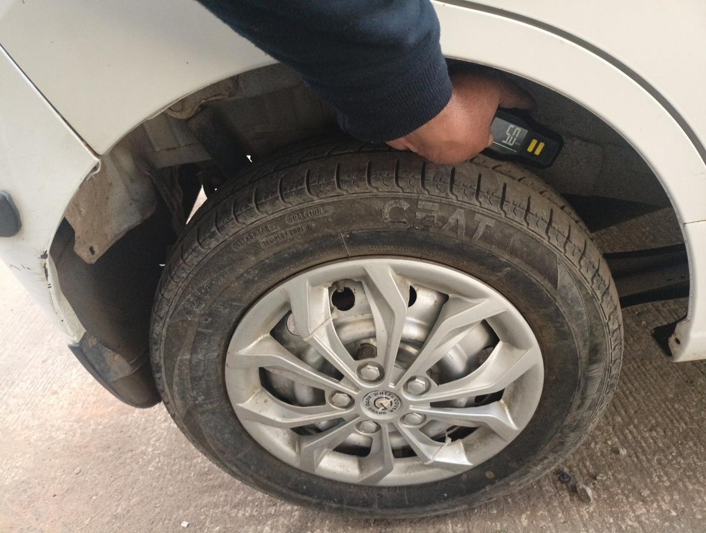 2015 Maruti Wagon R 1.0 LXI, Petrol, Manual, 67,177 km, tyre