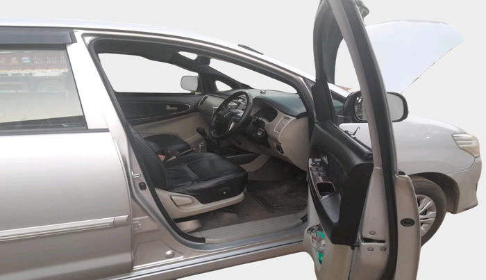 2013 Toyota Innova 2.5 GX 8 STR, Diesel, Manual, 61,388 km, interior