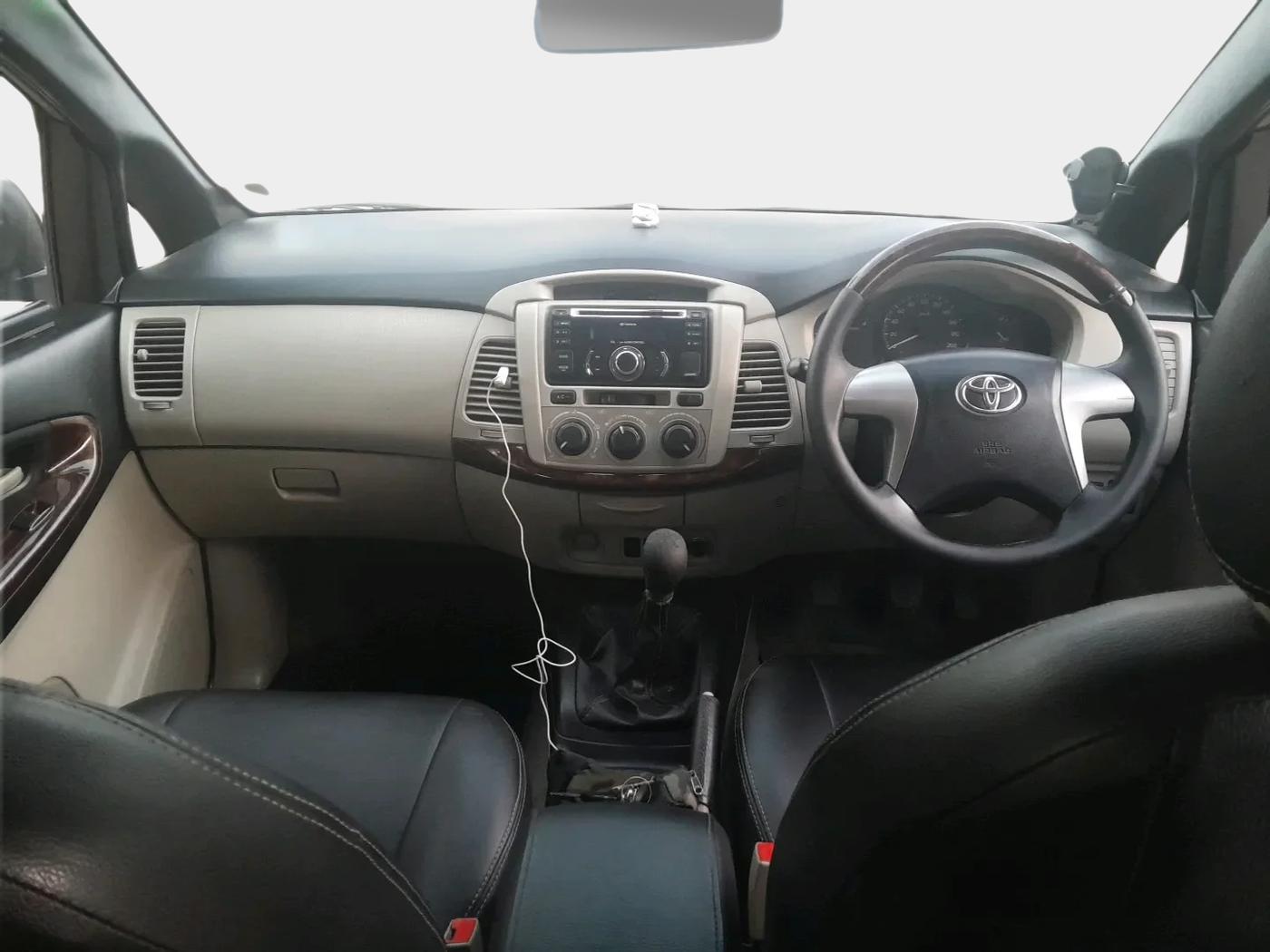 2013 Toyota Innova 2.5 GX 8 STR, Diesel, Manual, 61,388 km, interior