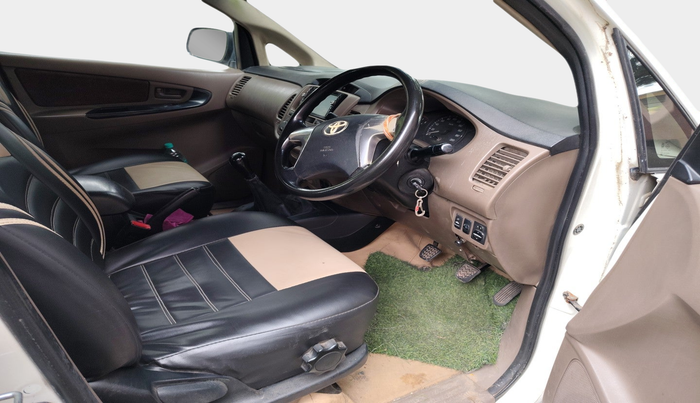 2015 Toyota Innova 2.5 GX 8 STR, Diesel, Manual, 1,47,008 km, interior