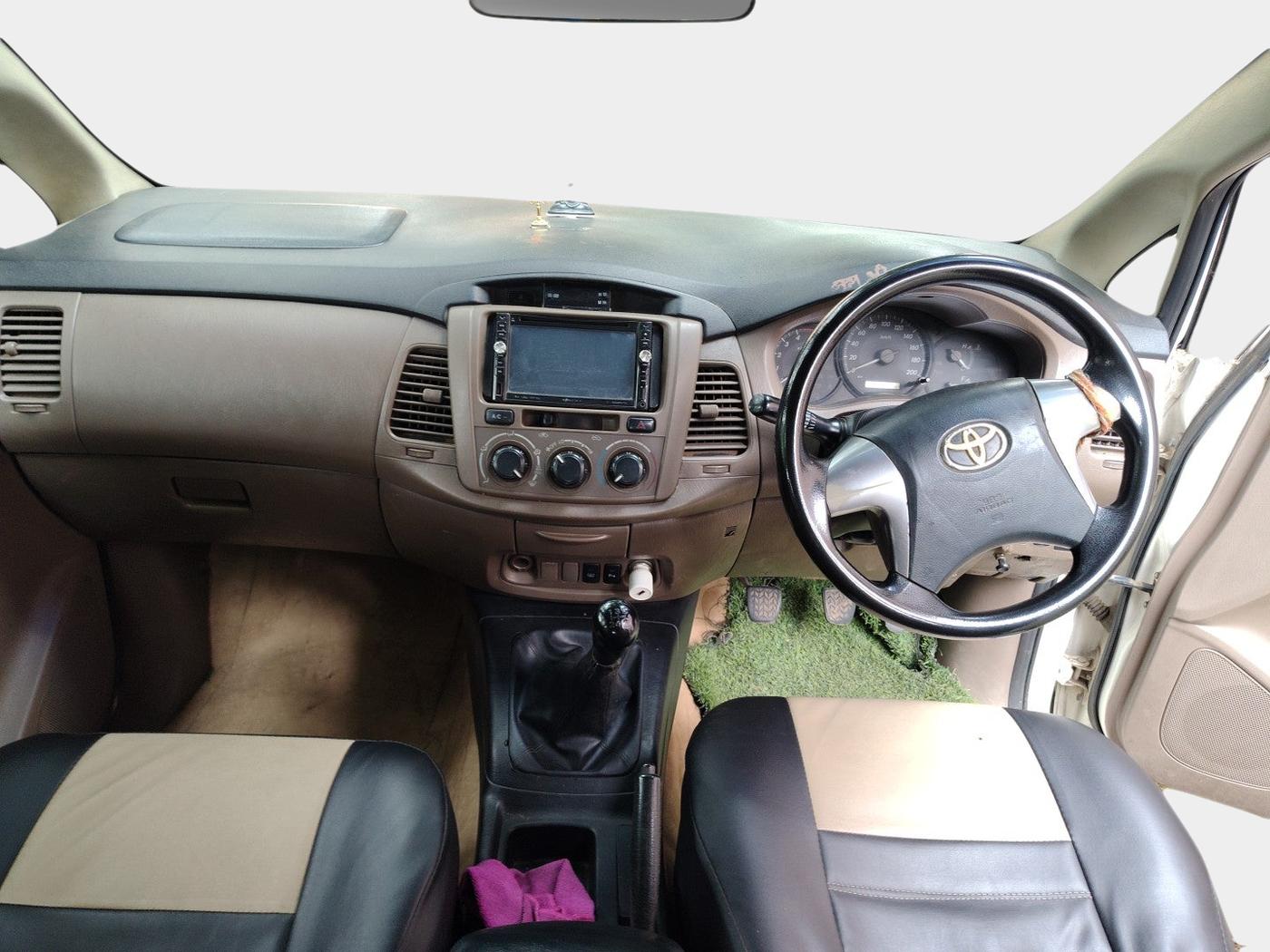 2015 Toyota Innova 2.5 GX 8 STR, Diesel, Manual, 20,00,000 km, interior