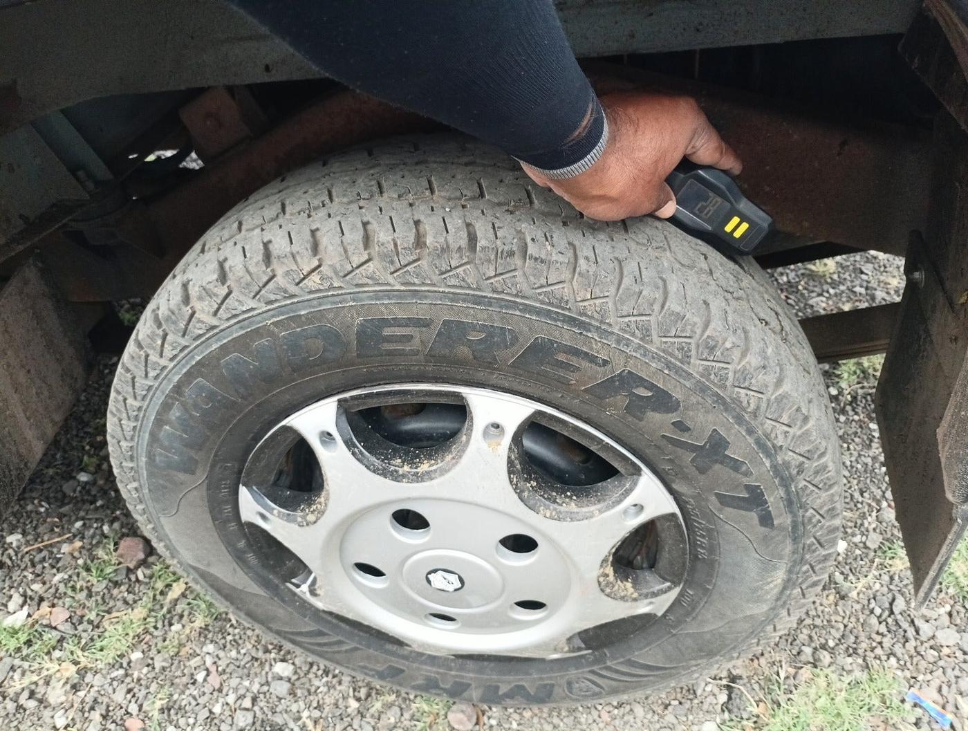2016 Mahindra Bolero ZLX BS-III, Diesel, Manual, 93,205 km, tyre