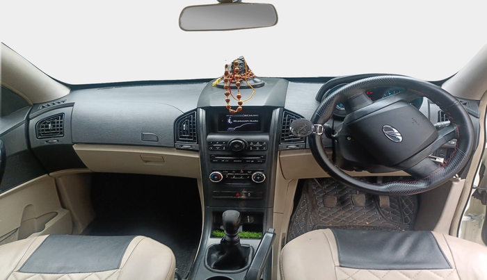 2017 Mahindra XUV500 W4, Diesel, Manual, 1,08,414 km, interior
