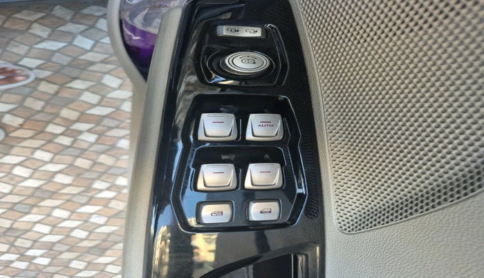 2024 Mahindra XUV300 W8 (O) 1.5 DIESEL, Diesel, Manual, 35,254 km, interior