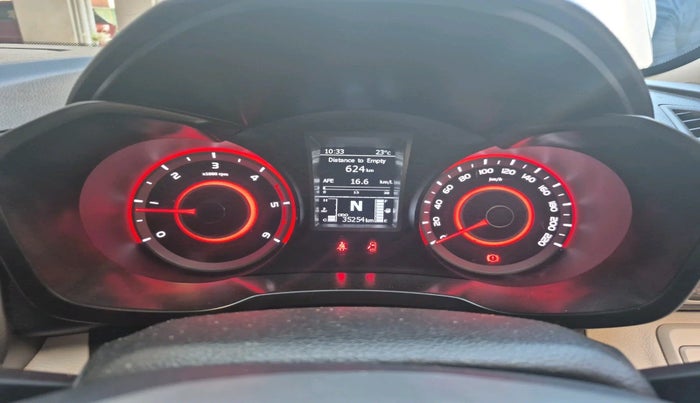 2024 Mahindra XUV300 W8 (O) 1.5 DIESEL, Diesel, Manual, 35,254 km, interior